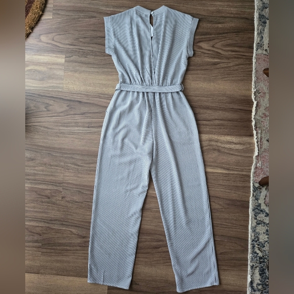 (S) Jumpsuit/Romper - Picture 3 of 6